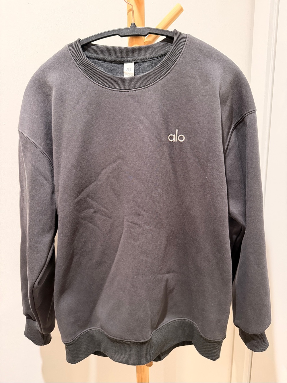 ALO Yoga Men's Crewneck Sweatshirt in Charcoal Gray